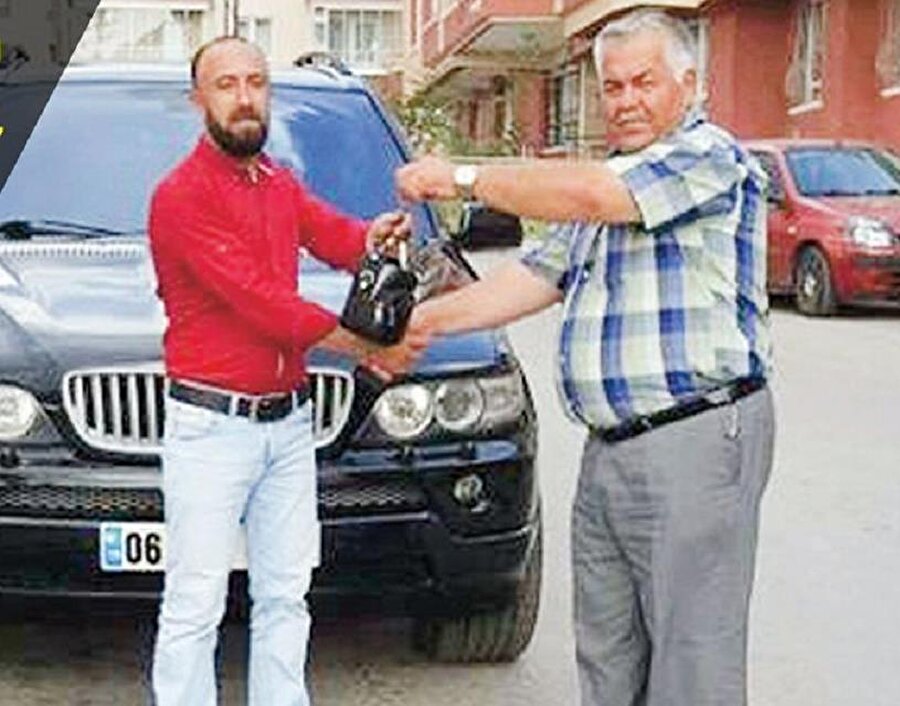 Lüks cipini satan, paranın bir kısmını alıp anahtarı teslim ederken o anın fotoğrafını çektiren müteahhit, paranın kalan kısmını almak için bankaya gittiğinde hayatının şokunu yaşadı.