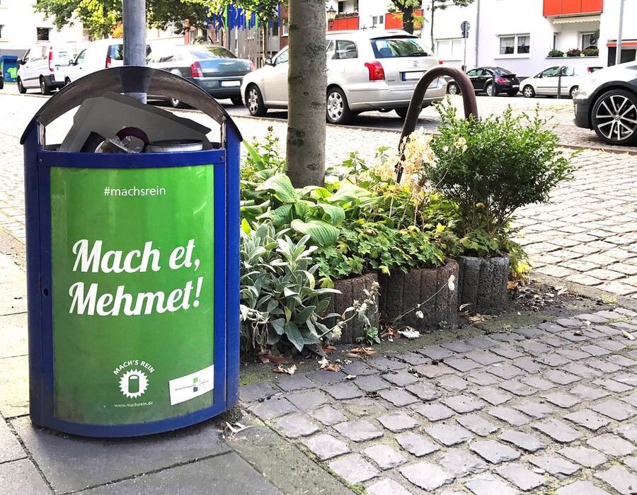 Almanya'dan bir skandal daha: Çöp kutularının üstüne Türk isimlerini yazdılar!