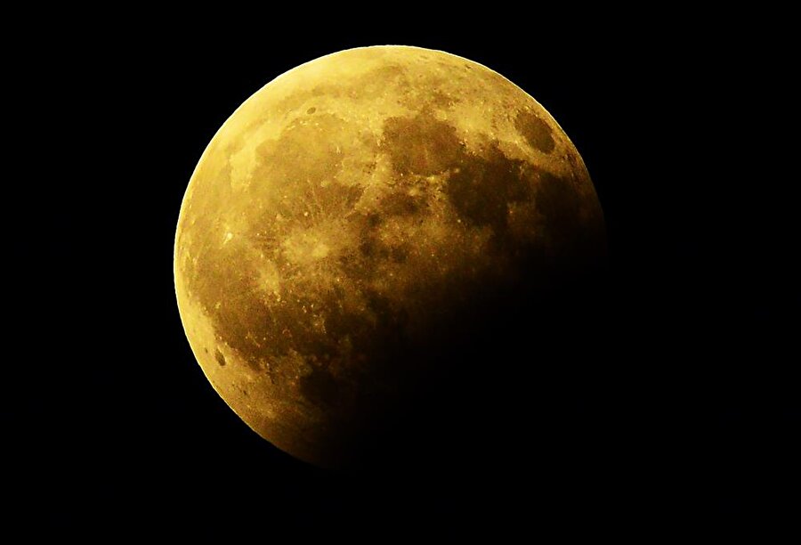 Parçalı Ay tutulması sırasında Uşak'tan çekilen fotoğraf, Ay yüzeyini ve detaylarını net bir şekilde ortaya çıkarıyor. 

                                    
                                