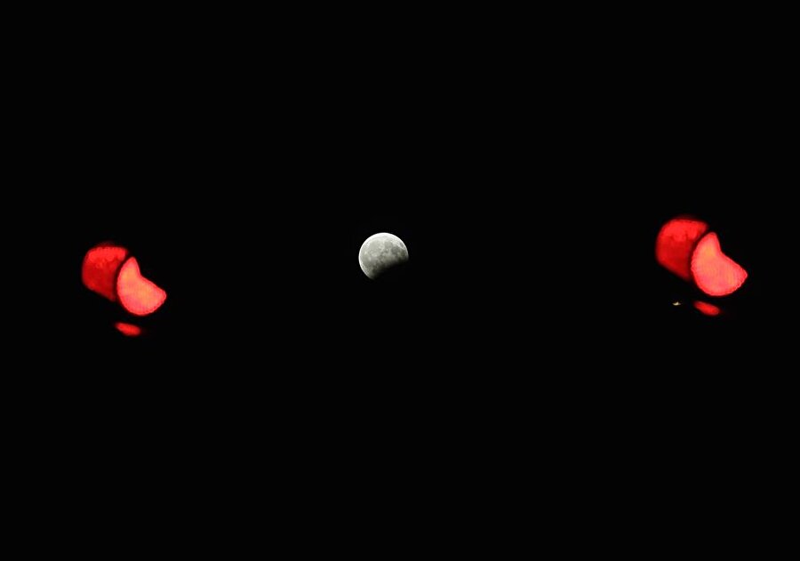 Trafik ışıkları arasında Sakarya'dan çekilen başarılı Ay tutulması fotoğraflarından biri. 

                                    
                                