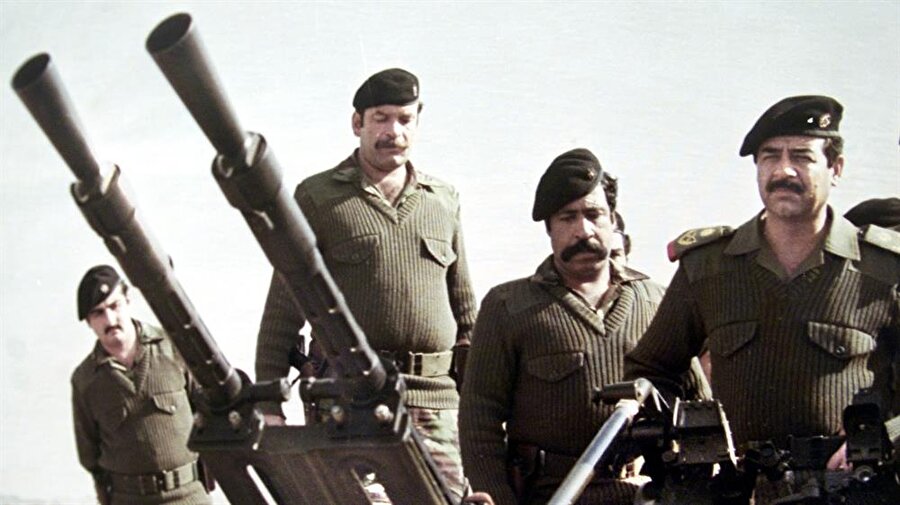 Arap Birliği, komşu ülkeler ve bazı Batılı ülkeler ile görüşmeler yapan Saddam, gidişatın sonuçsuz olacağını düşünerek 2 Ağustos 1990’da Kuveyt’in işgaline başladı.

                                    
                                    
                                
                                