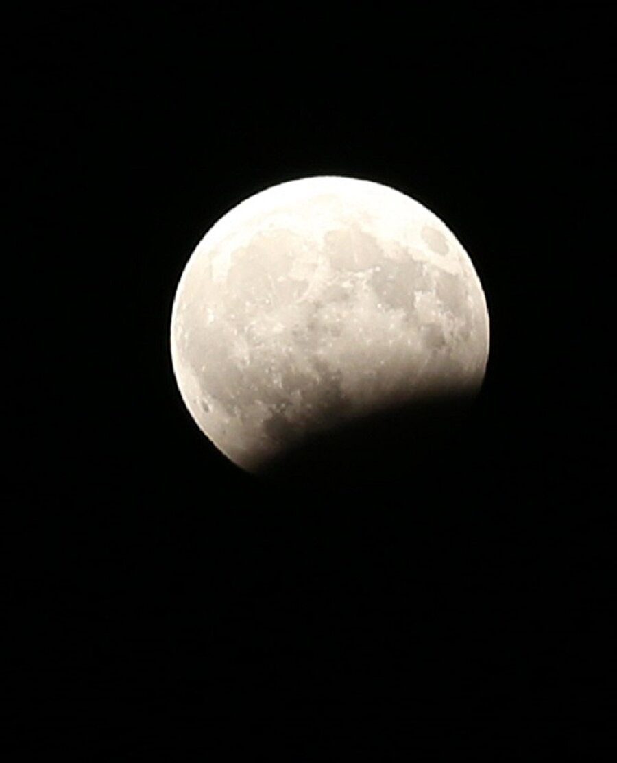 Astronomi meraklılarının beklediği ve Ay'ın bakır rengine büründüğü "parçalı ay tutulması" sırasında çekilen fotoğraflardan biri.

