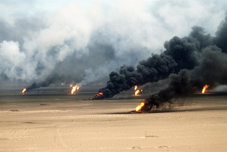 Hiç şüphesiz savaştan geriye akıllarda kalan en çarpıcı olay, Kuveyt'ten çekilen Irak ordusunun, 700'ün üzerinde petrol kuyusunu ateşe vermesi oldu.

                                    
                                    
                                
                                