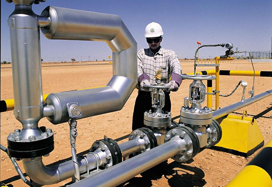Irak o dönemde Kuveyt’i ele geçirseydi, Suudi Arabistan’dan sonra dünyanın ikinci büyük petrol rezervine sahip ülke durumuna gelecekti.

                                    
                                    
                                
                                