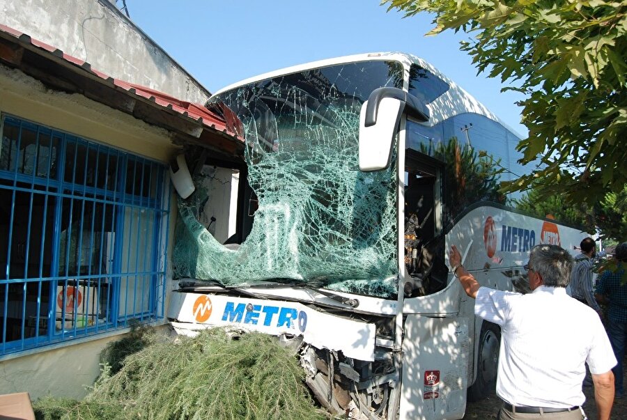 Fatsa'da dehşet: Yolcu otobüsü çay ocağına girdi!