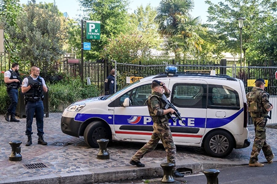 Paris'te devriye gezen askerlere araçlı saldırı

                                    
                                    
                                    Paris Emniyet Müdürlüğünden yapılan açıklamada, Paris'in Levallois-Perret bölgesinde, bir kişinin aracını devriye gezen askerlerin üzerine sürmesi sonucu, ikisi ağır 6 askerin yaralandığı duyuruldu. Belediye binası yakınında yaşanan saldırı nedeniyle polis operasyonu devam ederken saldırganın da kaçmayı başardığı kaydedildi. 
  
13 Kasım 2015'te 130 kişinin hayatının katbettiği terör saldırısının ardından ilan edilen OHAL halen yürürlükte.
                                
                                
                                