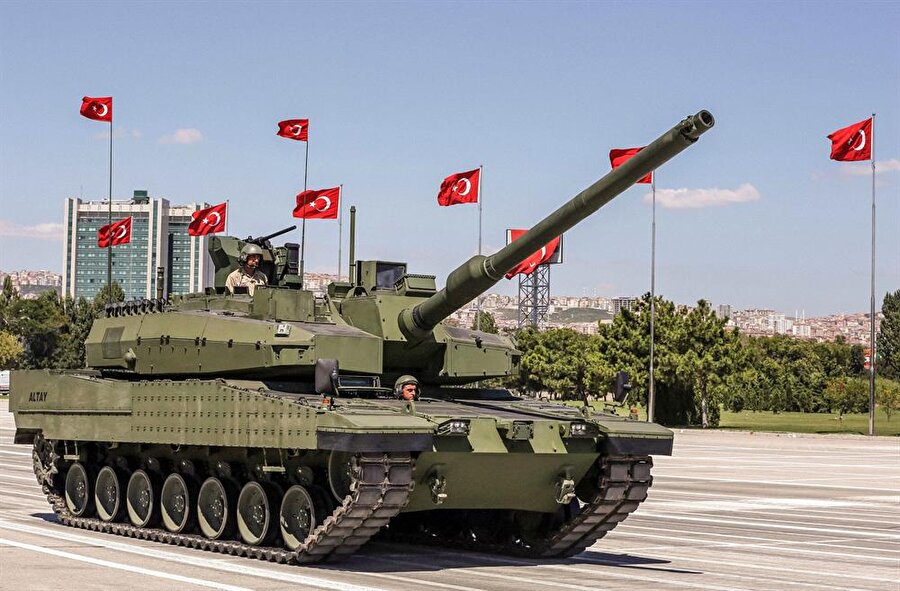 Tank (Altay): Ukrayna ve Güney Kore

                                    
                                    
                                    Teknik desteğin Güney Kore’den alındığı Türkiye’nin en büyük kara platformu projesi Altay Tankı’nın motoru Ukrayna devlet firması UkrOboronProm ile sürdürülüyor. Prototip testlerinin başarıyla gerçekleştiren Altay tankının 2020’de sahada olması planlanıyor. 
  Henüz seri üretime geçmeyen tankın ihale aşamasında olduğu ve ilk aşamada 250 tank için proje maliyetinin 10 milyar dolar olduğu belirtildi. Eski Milli Savunma Bakanı Fikri Işık, Temmuz ayı başında yaptığı açıklamada Altay tankı ihalesinin yakında yapılacağını söyledi.
                                
                                
                                
