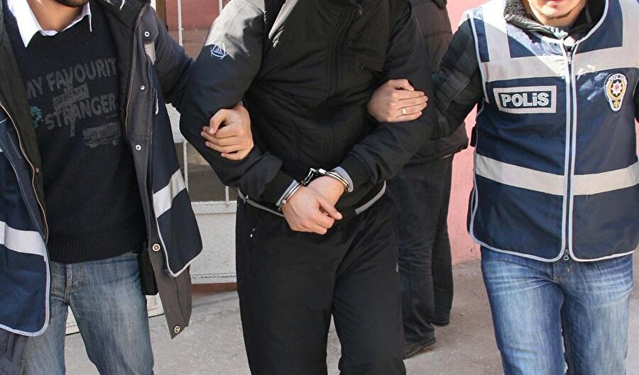 FETÖ’nün medya yapılanmasına operasyon: ByLock kullanan 35 kişi gözaltına alındı

                                    
                                    
                                    
                                    
                                    
                                    İstanbul Cumhuriyet Başsavcılığınca FETÖ'nün medya yapılanmasına yönelik yürütülen soruşturma kapsamında ByLock kullandığı tespit edilen 35 şüpheli hakkında gözaltı kararı verildi. Gözaltına alınanlar arasında Birgün gazetesi editörü Burak Ekici ve Türkiye gazetesindeki yazılarına geçen hafta son verilen Ahmet Sağırlı da var.
                                
                                
                                
                                
                                
                                