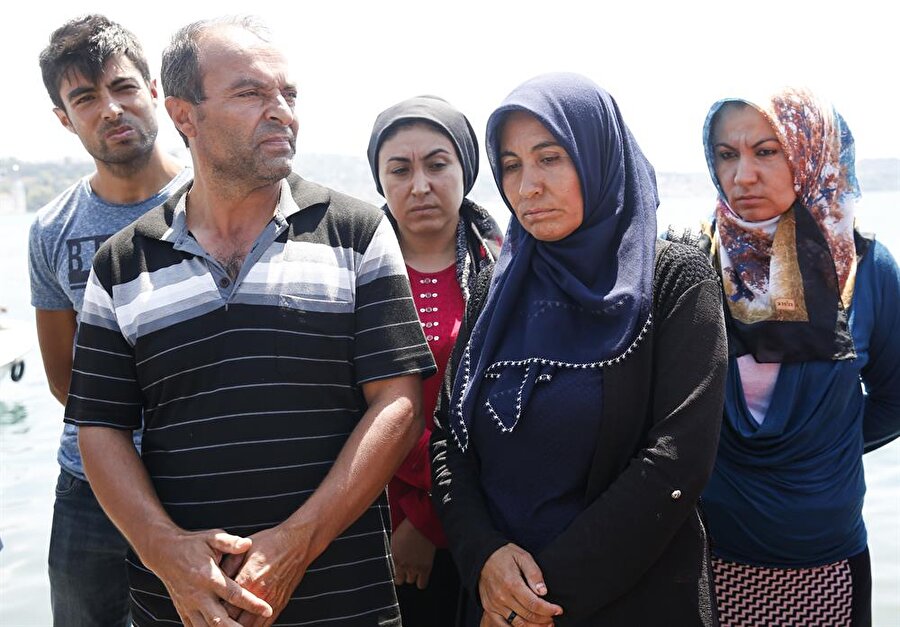 İstanbul Boğazı'nda 15 Temmuz günü akıntıya kapılarak kaybolan ve 26 gündür haber alınmayan 17 yaşındaki Furkan Yıldırım için sabah saatlerinde gemi trafiğine kapatılan boğazdaki su altı arama ve kurtarma çalışmaları devam ediyor. Olay yerine gelen anne ve baba Yıldırım, “10 yaşında bir çocuğun rüyasında “orada oturdukları ve denize girdikten sonra Furkan’ın sıkışıp kayaların arasında kalmasını ve babam ile annemin beni kurtarın dediği çocuk bize söyledi” dedi.
15 Temmuz günü İstanbul Boğazı’nda arkadaşlarıyla serinlemek amacıyla denize giren ve akıntıya kapılarak kaybolan ve 26 gündür haber alınmayan 17 yaşındaki Furkan Yıldırım için İstanbul Boğazı sabah 08.45'te iki yönlü olarak gemi trafiğine kapatmıştı. Genelkurmay Başkanlığı tarafından Deniz Kuvvetleri Komutanlığı'na ait A-1580 numaralı arama ve kurtarma gemisi ve Kuzey Deniz Saha Komutanlığı ekipleri tarafından yapılan arama çalışmasına ROV cihazı destekli bir insansız denizaltı aracı ve dalgıçlar ile Sahil Güvenlik Komutanlığı’na bağlı DEGAK-4 (Dalış Emniyet Güvenlik ve Arama Kurtarma) Özel Timi de destek verdi. Arama ve kurtarma gemisine ise Kıyı Emniyet Genel Müdürlüğüne bağlı römorkör eşlik ediyor. Yıldırım'a ulaşmak için Boğaz’da su altı arama kurtarma çalışması yürütülürken, gencin yakınları kıyıdan umutla takip ediyor.
10 YAŞINDAKİ ÇOCUĞUN RÜYASI ÜZERİNE YARIN KARABURUN’DA ARAMA YAPILACAK
Öte yandan Akıntıburnu’nda arama ve kurtarma çalışmaları sürerken, 10 yaşındaki bir çocuğun rüyasında yaklaşık 5 gündür 4-5 kez, kaybolan Yıldırım’ı Arnavuköy Karaburun sahilinde kayalıklarda sıkıştığını görmesi üzerine yarın orada da arama ve kurtarma çalışması başlatılacağı öğrenildi. Çocuğun rüyasında, ‘anne ve baba beni kurtarın’ dediği ifade edildi.