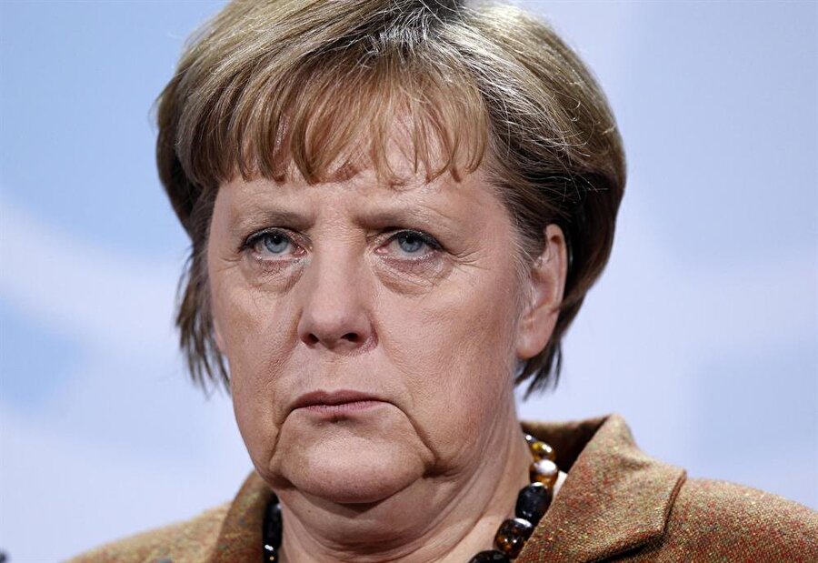 "Almanya'da En Çok Sevilen Politikacılar" anketine göre Almanya Başbakanı Merkel'in kişisel popülaritesi 10 puan geriledi.
