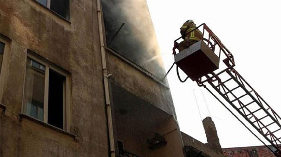 Balıkesir'in Edremit ilçesinde aynı apartmanda 10 günde 11 kez alevlerin yükselmesi, Roma'yı yakan İmparator Neron'un hastalığını akıllara getirdi.