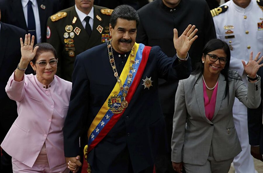 ABD'nin Venezuela'ya karşı yaptırıö kararının ardından Başkan Maduro ABD'ye 'zeytin dalı' uzattı. Maduro ABD'nin karşı çıktığı Kurucu Meclis'teki ilk konuşmasında "Bay Trump, size elimi uzatıyorum" ifadelerini kullandı.

