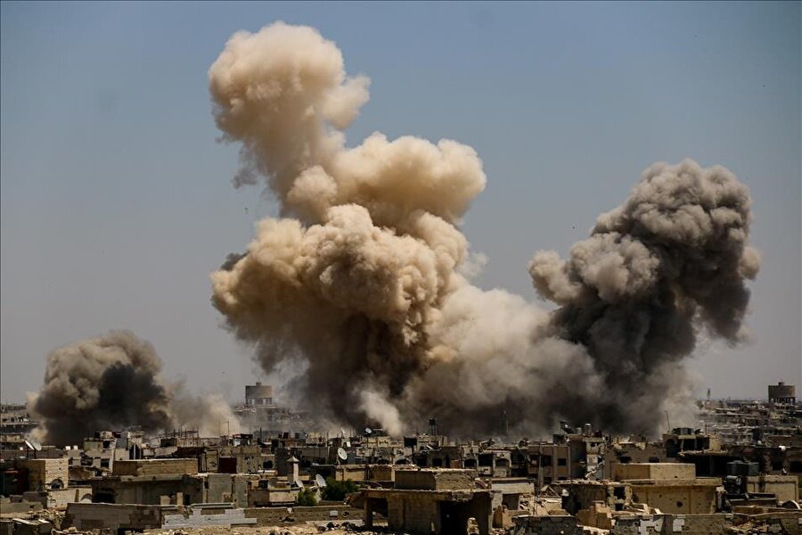 Esed'in ateşkes ihlalleri devam ediyor
Suriye'de Beşşar Esed güçleri, başkent Şam'da "çatışmasızlık bölgeleri" içinde yer alan Doğu Guta bölgesindeki Ayn Terma beldesine kara ve hava saldırıları düzenledi. Saldırılar sonucu beldenin farklı noktalarından dumanlar yükseldi.