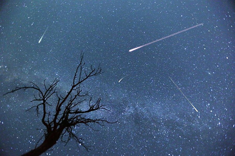 Perseid meteor yağmuru ne zaman?
Bu sene (2017) gerçekleşecek olan Perseid meteor yağmuru, Amerikan Ulusal Havacılık ve Uzay Dairesi (NASA) tarafından yapılan açıklamalara göre 12 Ağustos ve 13 Ağustos tarihlerinde gerçekleşecek. Yani meteor yağmuru bugün ve yarın gözlemlenebilecek. Gök taşı yağmurunun saniyede yaklaşık 60 kilometre hızla ilerlediği de uzmanlar tarafından belirtilen detaylar arasında. 