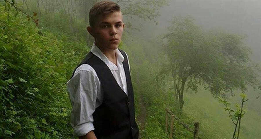 Trabzon Maçka'da PKK'lı hainlerin saldırısı sonrası Jandarma Başçavuş Ferhat Gedik ile 16 yaşındaki Eren Bülbül şehit düştü. ​Genç yaşında şehit düşen kahraman Eren Bülbül'ün "Biri de çıkıp demiyor ki Eren iyi ki varsın" şeklindeki Facebook mesajı, Türkiye’yi ağlattı.