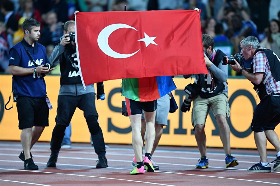 Türk milli takımı sporcuları Londra’da
İngiltere’nin başkenti Londra’da dokuzuncu gününe giren Dünya Atletizm Şampiyonası tüm hızıyla devam ediyor. Bugün erkekler 4x100 ve 4x400 elemelerinde Türk Milli Takımı sporcuları piste çıkacak.