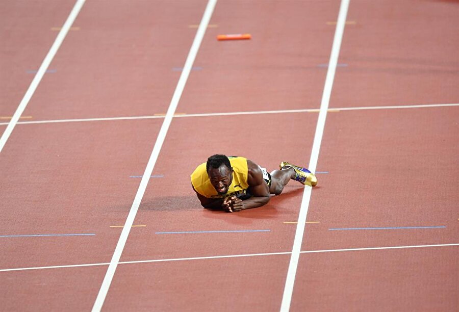 Usain Bolt kariyerinin son mücadelesinde sakatladı

                                    
                                    
                                    Dünya Atletizm Şampiyonası'nda 9. gününün son yarışı erkekler 4x100 metre finaliydi. Son 100 metreyi koşan Usain Bolt, sakatlanarak yarışı yarıda bırakmak zorunda kaldı. Kariyerindeki son şampiyona olan Londra 2017'de önce erkekler 100 metre finalini 3. tamamlayarak hayal kırıklığı yaşayan Bolt, 4x100 metrede de sakatlanarak faal sporculuk hayatına üzücü bir şekilde veda etti.
                                
                                
                                