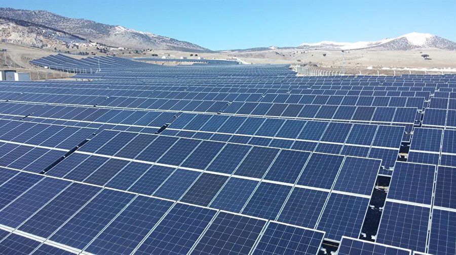 İlk yerli güneş enerjisi panel fabrikası Ankara'da kuruluyor

                                    
                                    
                                    Kalyon Holding Enerji Grup Başkanı Murtaza Ata, Güney Koreli ortaklarıyla birlikte ihalesini kazandıkları Karapınar Yenilenebilir Enerji Kaynak Alanları (YEKA) güneş projesine ilişkin son gelişmeleri değerlendirdi. 

  
Ata, proje kapsamında kurulacak ve 450 milyon dolar yatırım maliyeti bulunan Türkiye’nin ilk entegre yerli güneş paneli üretim fabrikası ile Ar-Ge tesisi için prensipte mutabakat sağladıkları Başkent OSB yönetimiyle tesisin kurulacağı arazi için gelecek haftalarda ön anlaşma imzalanacağını söyledi. 
  
Proje çerçevesinde yaklaşık bin mühendis ve teknisyen istihdam edilecek.
                                
                                
                                