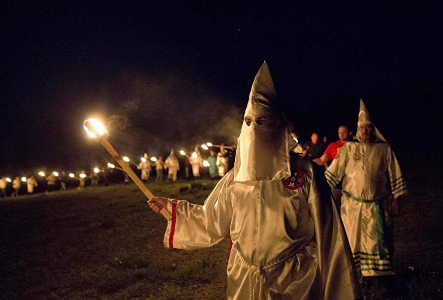 Göstericiler Ku Klux Klan'ı anımsattı
Vali Terry McAuliffe, Ulusal Güvenlik güçlerinin bölgede
güvenliği sağlaması için gerekli emri verdiğini açıkladı. ABD medyası, Vali'nin
olağanüstü hal emrine kadar bölgede güvenlik güçlerinin yeterince önlem
almadığını belirtti. 

Cuma gecesi Ku Klux Klan örgütünü
anımsatacak biçimde meşaleler taşıyan protestocular, Virginia Üniversitesinde
düzenledikleri gösteri sırasında "Yahudiler yerimize geçemeyecek",
"Kan ve toprak", "Tek halk, tek ulus, göçe son" sloganları
atmıştı.