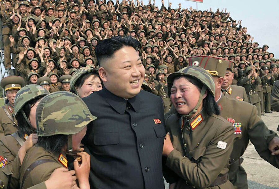 2015 yılında ‘barış ödülü’ almaya hak kazandı

                                    Dünyanın en içine kapanık olan ve nükleer silahlanma konusundaki ısrarı neticesinde tüm dünyayı tehlikeli bir yere götürdüğü düşünülen Kim Jong-Un’a Endonezya merkezli bir vakıf 2015 yılında Barış Ödülü verdi.
                                