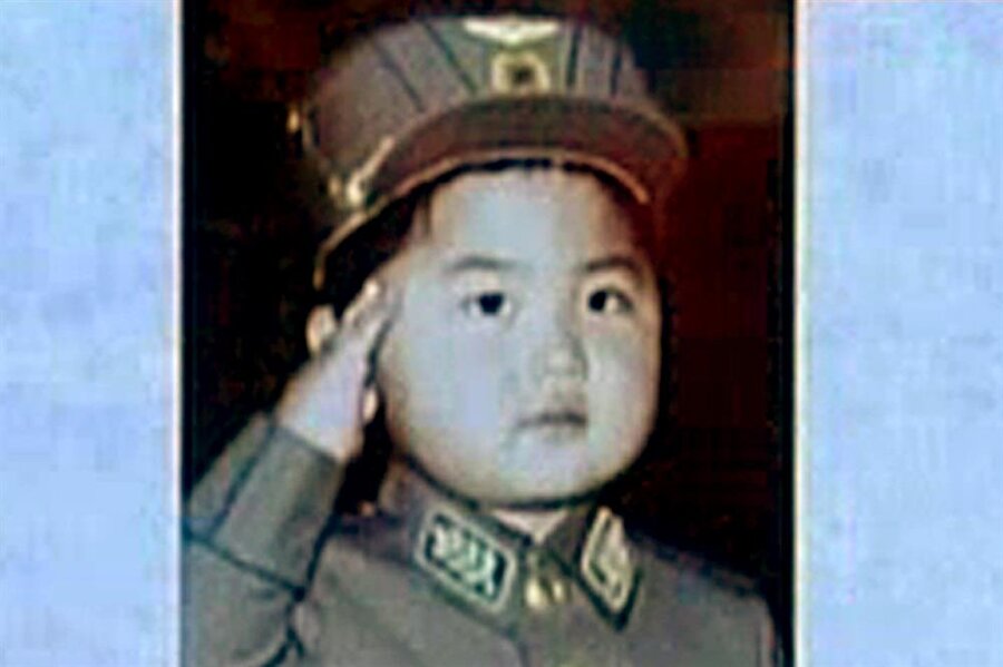 Eğitimini İsviçre’de aldı

                                    (Küçük yaşta giydiği askeri üniforma aldığı eğitimin içeriği hakkında bizlere önemli bir ipucu veriyor)Babası tarafından sahte bir isim ve pasaportla İsviçre’de okutulan Kim Jong-Un arkadaşları tarafından “utangaç” olarak tanımlanıyordu.
                                