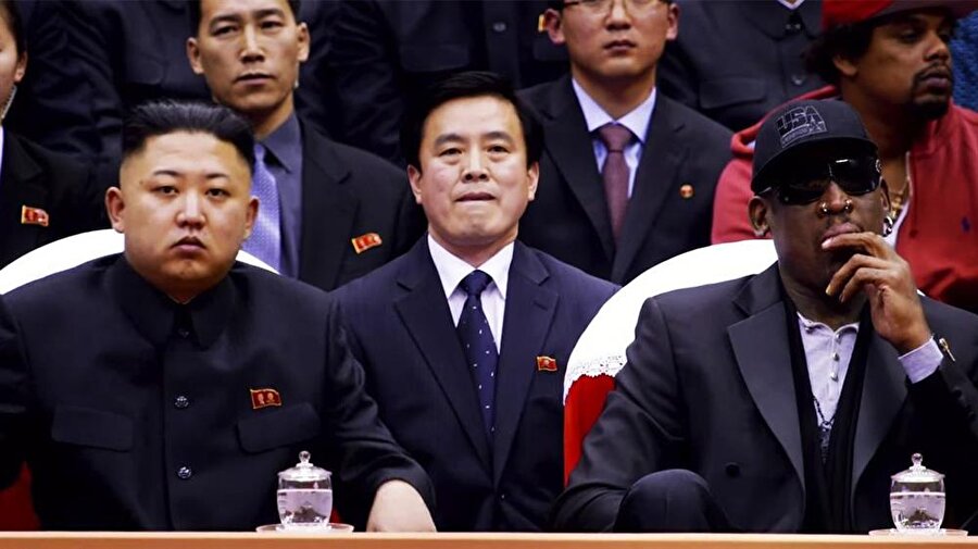 Tam bir basketbol hayranı
Özellikle ABD’de çok meşhur bir spor olan basketbola hayran olan milyonlarca insan bulunuyor. Ama bunların içlerinde en ilginci Batı karşıtlığı ile tanınan Kim Jon-Un olabilir. Basketbol oynamayı çok seven Kuzey Kore Devlet Başkanı NBA yıldızı Dennis Rodman’ın da yakın arkadaşı. Her sene çok az sayıda turist alan Kuzey Kore’ye Rodman’ın defalarca gidip geldiği bilinmektedir.