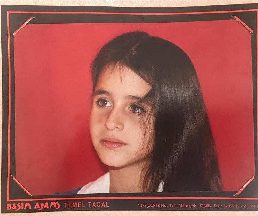 Büşra Pekin çocukluk fotoğrafıyla sosyal medyanın gündemine oturdu