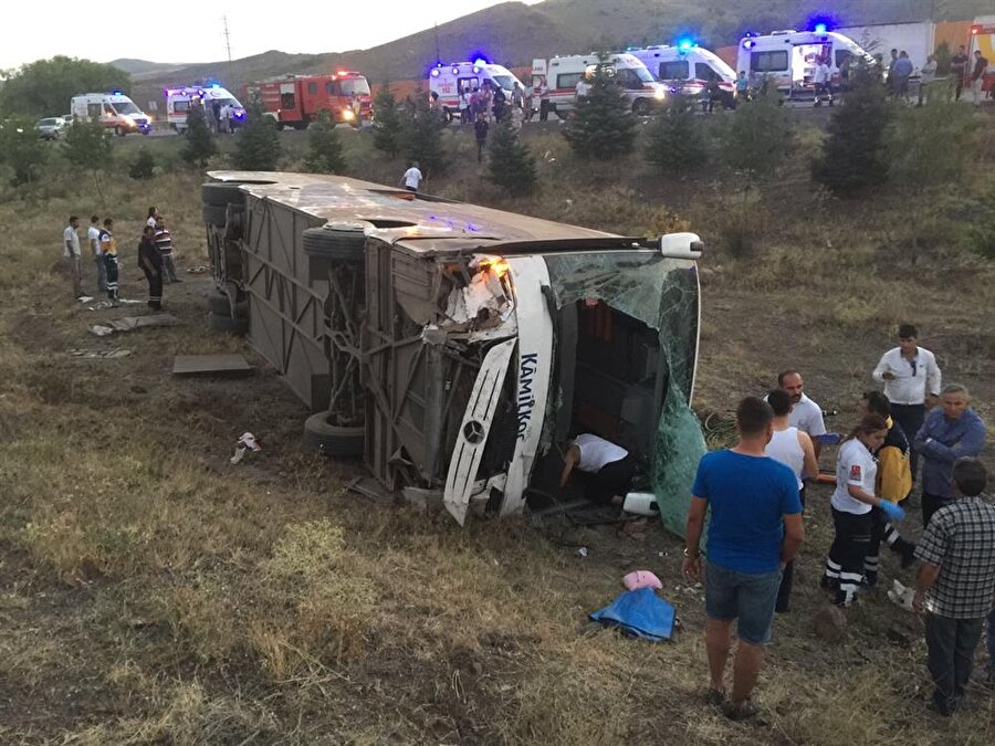 Ankara'da yolcu otobüsünün şarampole devrilmesi sonucu 4 kişi öldü, 18 kişi yaralandı.