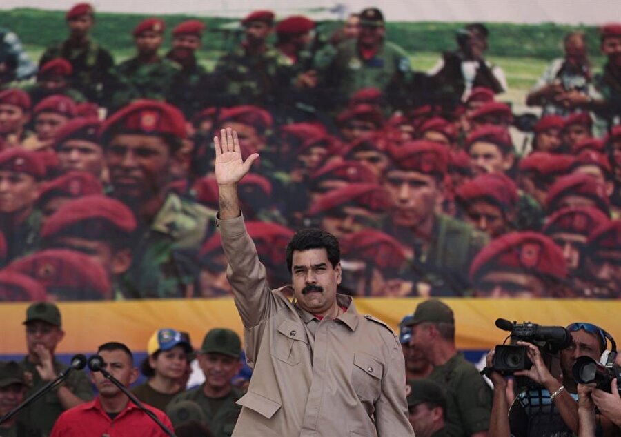 Venezuela Devlet Başkanı Maduro, ABD’nin askeri müdahalesine karşı sivillerin de olduğu büyük bir tatbikat için emir verdiğini açıkladı.

                                    
                                