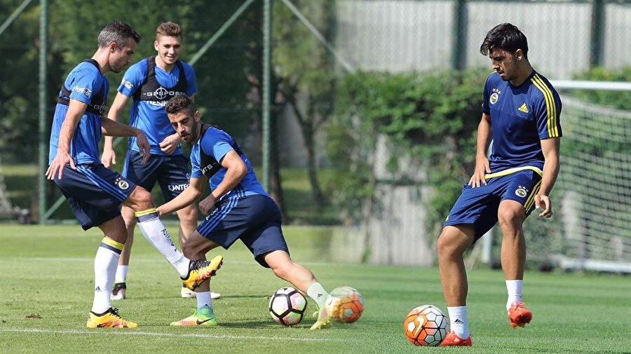 Robin van Persie Ozan Tufan