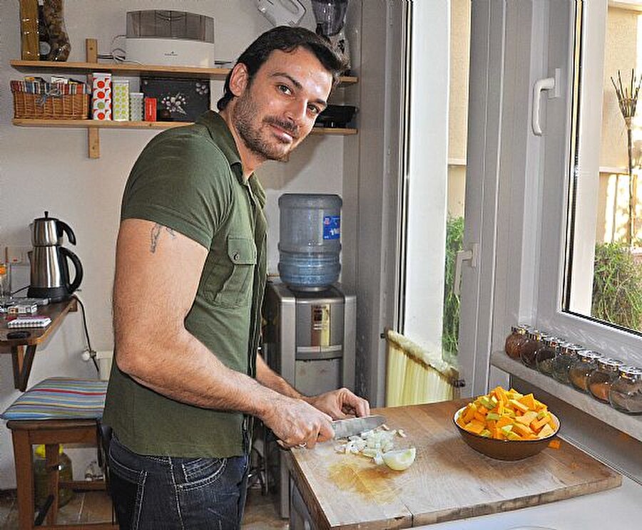 Sakatlandı!
Spora olan düşkünlüğüyle bilinen Jess Molho, yaptığı ters bir hareket yüzünden iki biceps tendomu birden kopardı. Bir süredir hastanede tedavi olan ünlü sunucu yaşadığı zor günleri sosyal medyadan anlattı.