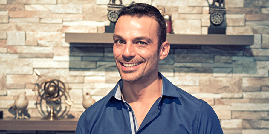 "Bazen bir şeyler üst üste gelebiliyormuş meğer"
Molho paylaştığı bu kareye şunları yazdı: "Bazen bir şeyler üst üste gelebiliyormuş meğer... Ters bir hareket biraz da kendimi hala 20 yaşında hissetmem sonucu iki biceps (pazı) tendomu birden kopardım. (literatürdeyim) Bugün taburcu oluyorum, uzun bir zaman ellerimi ve kollarımı kullanamayacağım... Mesaj atanları okuyacağım ama yazamayacağım, uzun süre gitar da çalamayacağım ama merak edenlere duyurulur çenem tam gaz çalışıyor, programa zamanında geri döneceğim, bugün robocop kollarım olacak, önce sağlık dostlar... Hepinizi öpüyorum, görüşmek üzere, sevgiler... Sabır testim devam ediyor."