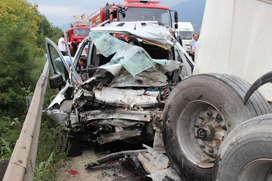 Aşırı süratli araç TIR'ın altına girdi, bir aile yok oldu
