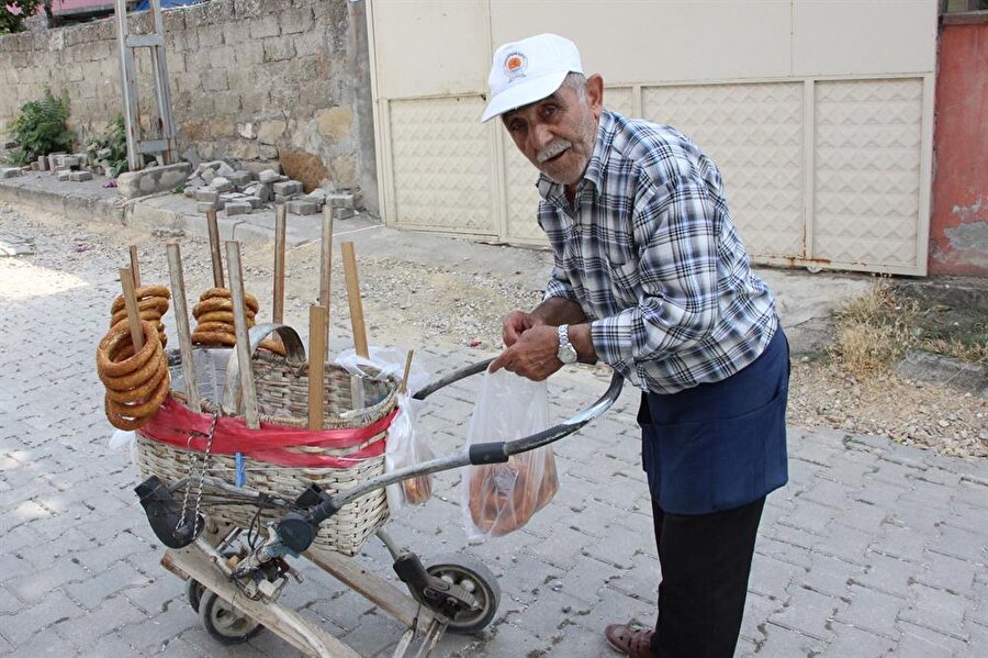 Bebek arabasında simit satarak iki çocuk yetiştirdi, emekli oldu
