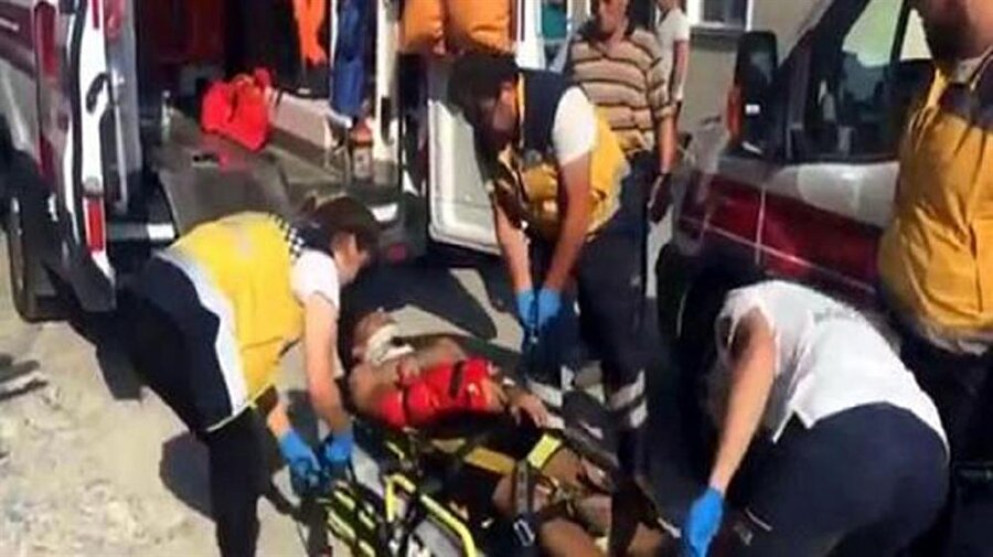 Bartın'da evin penceresinden halı silkeleyen 3 üniversite öğrencisi 4 metre yükseklikten aşağı düştü.