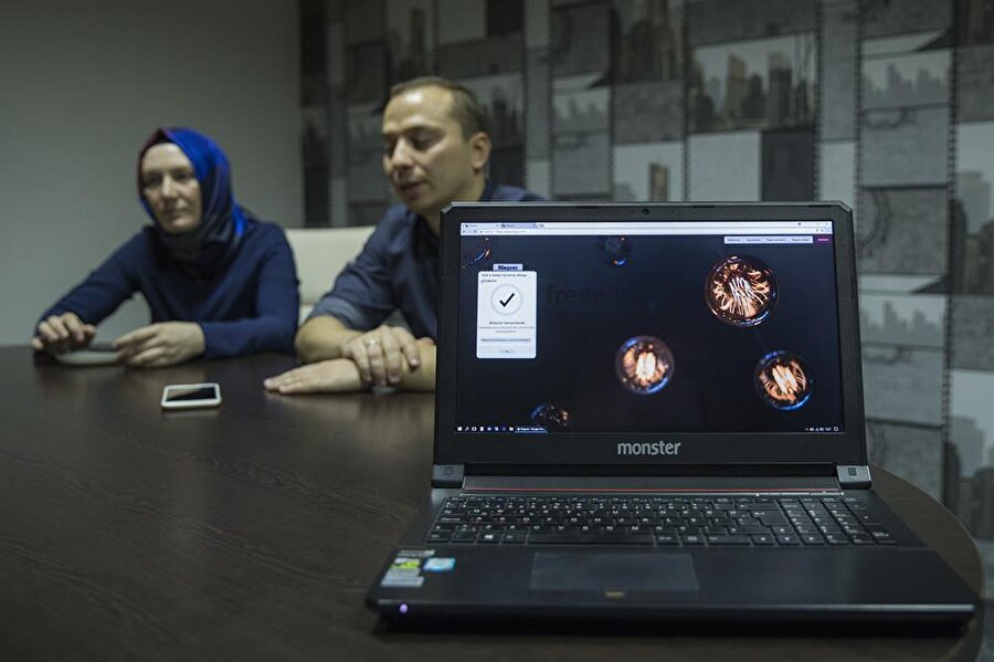 "Beklediğimizden çok hızlı yayıldı"
Özcan, birçok özelliği ve tamamen yerli olması nedeniyle kullanıcıların yazılımı çabuk benimsediğini ifade ederek, şunları kaydetti:
"Beklediğimizden çok hızlı yayıldı. Türkiye İhracatçılar Meclisi, bazı üniversiteler, sanayi ve ticaret odaları gibi birçok yerde kullanılıyor. Yazılımın önümüzdeki 2 yılda Avrupa, Amerika ve Orta Doğu pazarlarına açılarak marka olmasını bekliyoruz. Dünya tarafından kullanılan bir yazılım olacağına inanıyoruz. Ayrıca Türk Patent ve Marka Kurumundan (TÜRKPATENT) marka tescil belgemizi de aldık. Dünyada dosya transferinde bir numara olmayı hedefliyoruz. Ayrıca kullanıcı sayısı olarak da ilk sıraya ulaşmayı hedefliyoruz."