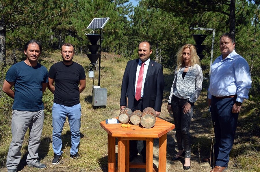 “Versiyon 2 ile daha sağlıklı bilgi verecek”
Kastamonu Üniversitesi Orman Fakültesi Öğretim Üyesi Yrd. Doç. Dr. Korhan Enez de, “Elektronik Denetleme Birimli Feromon Destekli Tuzak Tasarımı (Versiyon 2)” isimli tuzakla daha sağlıklı veriler elde edeceklerini belirterek, şunları kaydetti: “Bu çalışmaya başlamamızın nedeni orman köylüsünün bunu bilmemesi ve toplanan böceklere zarar vermeleri belirli periyotlarda toplandığı zaman bilgilerin sağlıklı olmaması nedeniyle çalışma başlattık. Versiyon 2 ise sağlıklı bilgi verecek. Saatini de depolaması ileride yapılacak olan böceğin biyolojik yapısına sahip olan çalışmalarda bize bilgi sağlamış olacak.”Tosya Mesleki ve Teknik Anadolu Lisesi Öğretmeni Mustafa Yıldız da, “Elektronik Denetleme Birimli Feromon Destekli Tuzak Tasarımı (Versiyon 2)” adlı tuzağın çalışma sistemiyle ilgili detaylı bilgiler verdi.