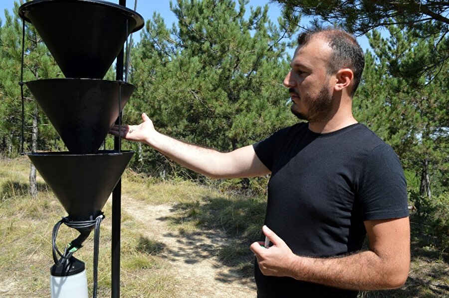 “Böcekler kısa sürede çoğalarak ormanlarda ciddi zararlar oluşturabilirler”
Böceklerin üreme enerjileri çok yüksek canlılar olduğuna işaret eden Yrd. Doç. Dr. Özcan, “Bu nedenle kısa sürede üreyerek, çoğalarak ormanlarda ciddi zararlar oluşturabilirler. Bizim üzerinde çalıştığımız böcekler kabuk böcekleri türlerindendir. Özellikle Kastamonu bölgesinde çam ormanlarında önemli zararlara neden olabilecek türlerde fenomon destekli tuzaklarla mücadele gerçekleştirmekte. Böceklerle sadece biyoteknik değil biyolojik, mekanik mücadele yöntemleri de devam etmekte. Özellikle fenomon destekli tuzaklarla yapılan mücadelede böceklerin varlığı izlenmesi ve popülasyonların ne düzeyde olduğu belirlenmesi amacı güdülmektedir. Aynı zamanda böceklerle mücadele yöntemleri geliştirilirken böceklerin biyolojileri ile ilgili ekolojileri ile ilgili verilerin daha net olmasını istiyoruz. Şu ana kadar yapılan çalışmalarda hedef türlerin hangi zamanlarda uçtuklarını bilinmekte ancak bunlar bazı iklim koşullarına göre değişiklikler gösterilmekte. Gün içerisinde hangi zaman aralıklarında ne kadar sürelerde ne kadar böcek yakalandığı hakkında tam bir fikrimiz yok. Bizim amacımız bunları belirleyerek elde edilen verilerle yapılacak olan modellerle hem işletmelere hem de genel müdürlüğe sonuçların elde edilmesini sağlamaktır. Hedefimize de hemen hemen ulaştık. Ormanlarda zarar yapma potansiyeli yüksek yerlere asıp verilerimizi elde edeceğiz” şeklinde konuştu.