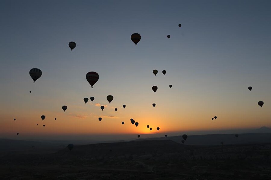 Gün doğumuna balonlarla eşlik ediyorlar