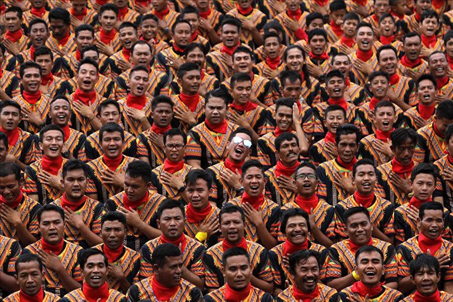 Endonezya'da rekor katılımla saman dansı
Endonezya'daki Açe bölgesine ait geleneksel ''saman dansı'' (bin elin dansı), 10 bin 447 kişi tarafından sergilendi.
