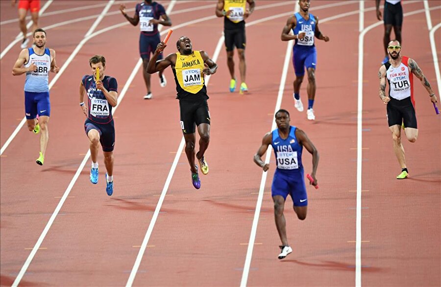16. Dünya Atletizm Şampiyonası
İngiltere'nin başkenti Londra'da devam eden şampiyonanın 9. gününde, erkekler 4x100 metre bayrak yarışı finali yapıldı. Usain Bolt, Omar Mcleod, Julian Forte ve Yohan Blake'den oluşan Jamaika ise yarışı tamamlayamadı. Son 100 metreyi koşan olimpiyat ve dünya şampiyonu rekortmen atlet Usain Bolt (sol 3), sakatlanarak yarışı yarıda bıraktı.