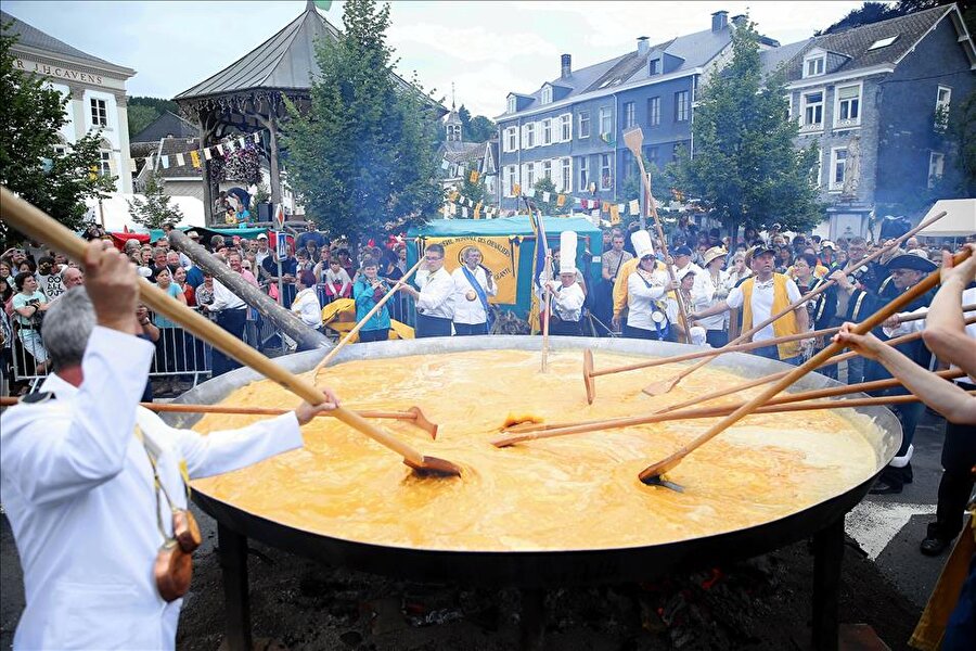Belçika'da dev omlet
Belçika'nın Fransızca konuşulan güneyindeki Malmedy kasabasındaki dev omlet festivali, Böcek ileçlı yumurta skandalına rağmen bu sene de ilgi gördü. Kasaba meydanına kurulan 4 metre çapındaki tavada pişirilen omlet için 10 bin yumurta kullanıldı.