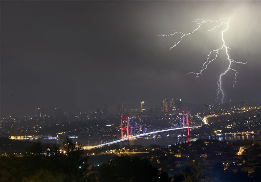 İstanbul şimşeklerle aydınlandı
Akşam saatlerinde İstanbul’un bir bölümünde yağan yağmur şimşeklerle birlikte etkili oldu. 15 Temmuz Şehitler Köprüsü ve İstanbul Boğazı şimşeklerle aydınlandı.