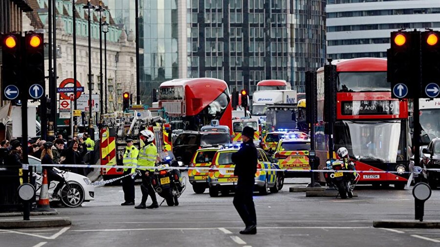 İngiltere: 4 saldırıda 36 kişi öldü

                                    
                                    
                                    Son iki yılda üçü başkent Londra’da olmak üzere toplam 4 terör saldırının gerçekleştiği İngiltere’de toplam 36 kişi hayatını kaybetti. Ülkenin kuzeyindeki Manchester kentinde bulunan konser salonunda el yapımı patlayıcı ile gerçekleştirilen İngiltere’deki en kanlı DEAŞ saldırısında, 22 kişi yaşamını yitirdi.  
                                
                                
                                