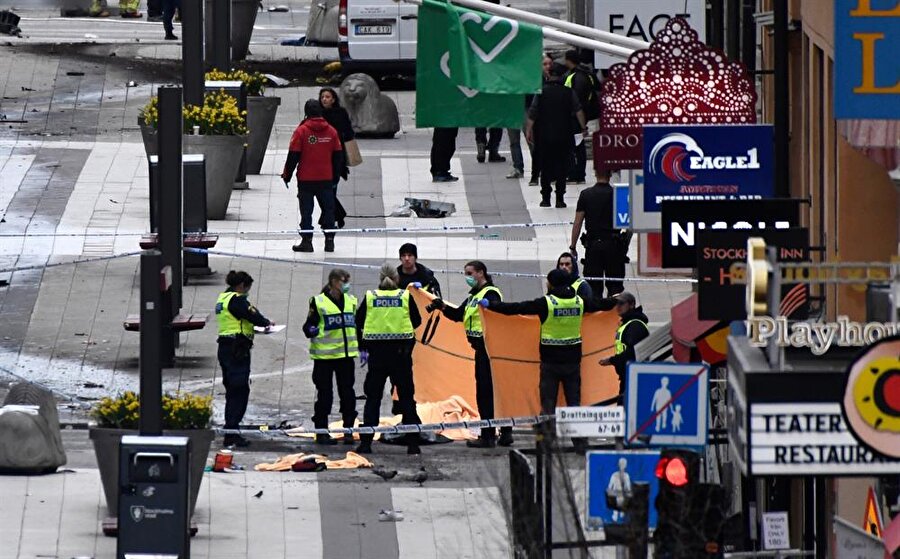 İsveç: 2 saldırıda 4 kişi öldü

                                    
                                    
                                    İsveç’te iki DEAŞ saldırısında toplam 4 kişi öldü. Malmö’deki saldırıda herhangi bir can kaybı yaşanmazken, geçtiğimiz aylarda Stockholm’deki kamyonlu terör saldırısında 4 kişi hayatını kaybetti.
                                
                                
                                