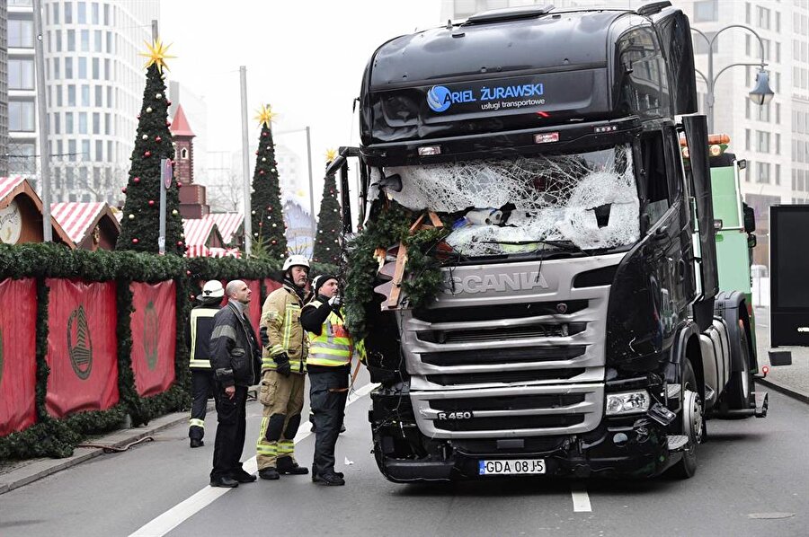 Almanya: 4 saldırıda 13 kişi öldü

                                    
                                    
                                    2016 yılında 4 terör saldırısıyla sarsılan Almanya’da toplam 13 kişi öldü. Terör örgütünün en kanlı saldırısı, başkent Berlin’de bir Noel pazarına tır şoförünün aracını sürmesi sonucu oldu. Saldırıda 12 kişinin öldüğü duyuruldu.
                                
                                
                                