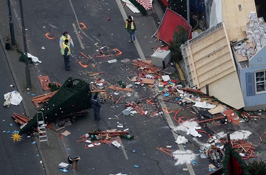En kanlı terör saldırılarının adresi olan Fransa: 10'dan fazla saldırıda 227 kişi öldü

                                    
                                    
                                    Terör örgütü DEAŞ’ın en kanlı saldırılarını Fransa’da gerçekleştirdi. 10’dan fazla saldırıda toplam 227 kişi yaşamını yitirdi. Örgütün en kanlı iki saldırısı 13 Kasım 2015 yılında Paris’te ve 14 Temmuz 2016’ta Nice şehrinde oldu. Paris’te 7 farklı noktada art arda düzenlenen silahlı ve bombalı saldırılarda onlarca rehine teröristler tarafından öldürüldü. 132 kişinin öldüğü saldırı sonrası Fransa hükümetinin ilan ettiği OHAL halen sürüyor.
                                
                                
                                
