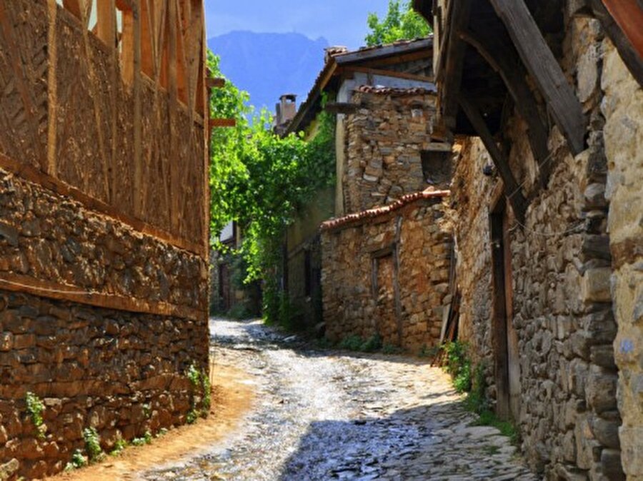 Bursa'nın Cumalıkızık köyünde çekilen dizi bugün halen daha Kınalı Kar adıyla anılmaktadır. Dizi, köye büyük bir turistik değer kazandırmıştır.
