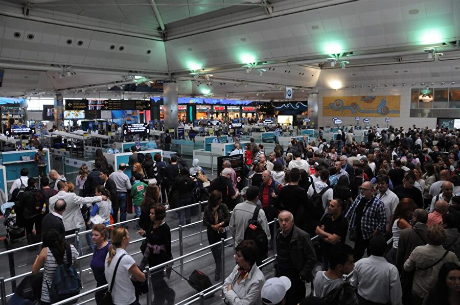 Atatürk Havalimanı'nda 2017'nin rekoru kırıldı
İstanbul Atatürk Havalimanı'ndan turizmcileri sevindiren bir haber daha geldi. Türkiye'nin dünyaya açılan en önemli kapısı İstanbul Atatürk Havalimanı'nda 18 Ağustos Cuma günü 1468 uçak trafiği ile bu yılın rekoru kırıldı.