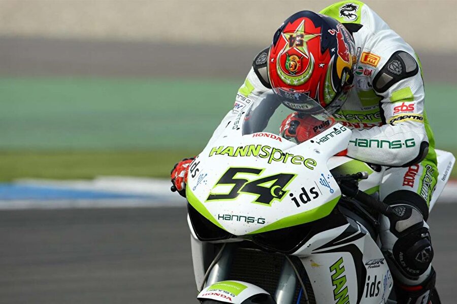 Kenan Sofuoğlu liderinin ensesinde